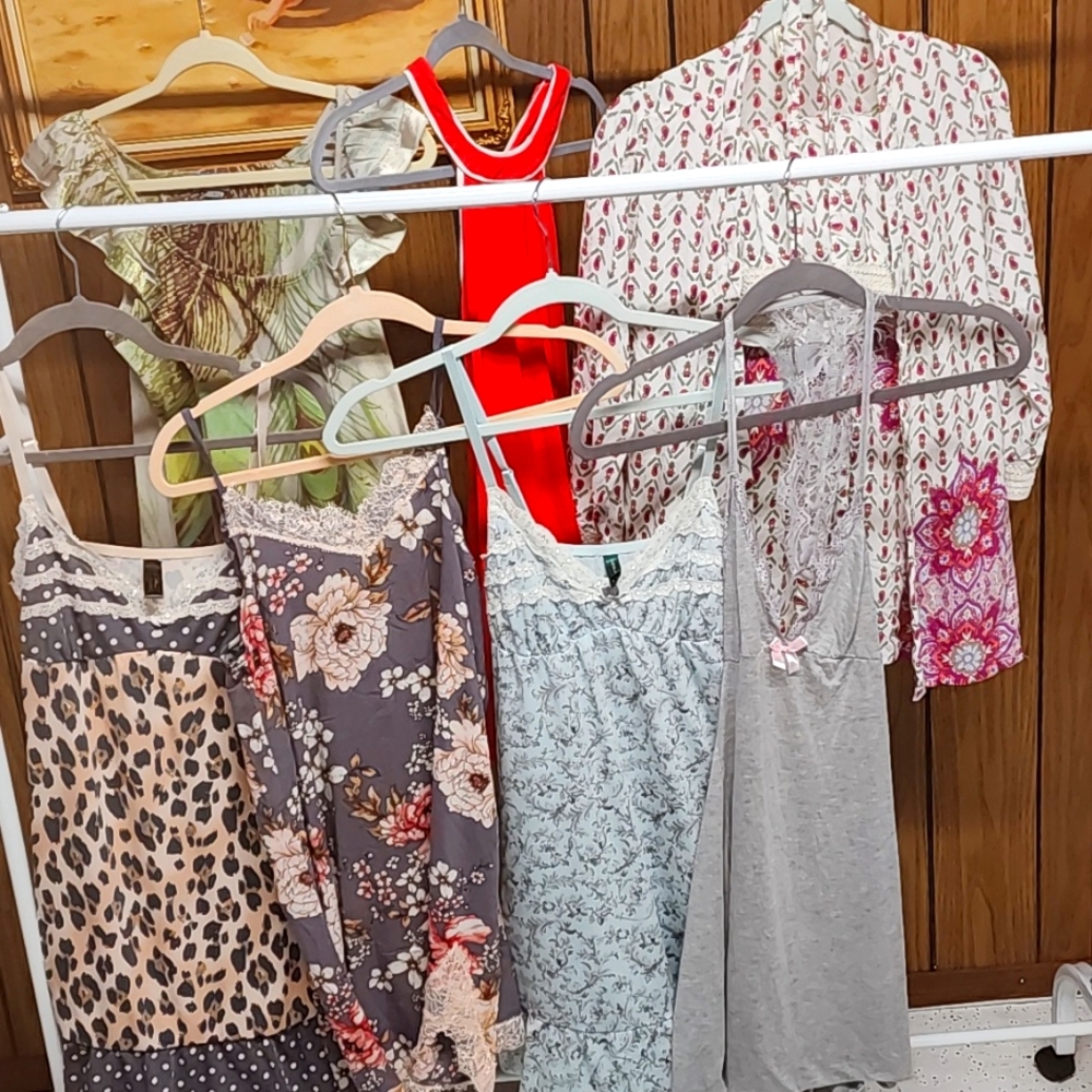 7 pieces total, sleep wear for woman gently used sz  small